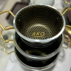 سه قابلمه دسته طلایی داخل زنبوری